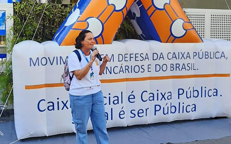 A dirigente sindical Luiza Hansen durante protesto do Sindicato sobre as denúncias envolvendo o presidente da Caixa, Pedro Guimarães A dirigente sindical Luiza Hansen durante protesto do Sindicato sobre as denúncias envolvendo o presidente da Caixa, Pedro Guimarães