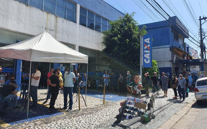 Foto mostra protesto do Sindicato em frente à Superintendência Executiva de Varejo (SEV) Itaquera, contra assédio moral