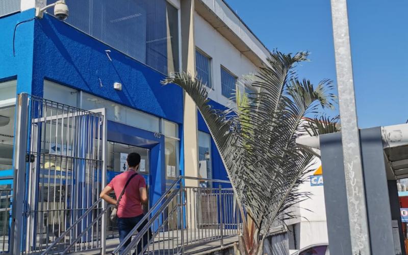 Agência da Caixa no Jardim Peri aberta no feriado de terça 21 recebeu pouca gente. Sindicato critica medida Foto: Seeb-SP