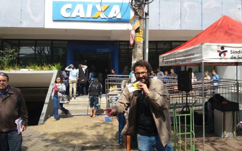 Calçadão de Carapicuíba recebeu protesto do Sindicato em defesa dos bancos públicos Foto: Seeb-SP