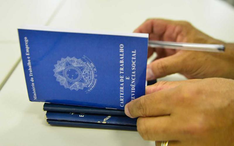 Saldo de novembro foi de 99 mil vagas, graças ao comércio, que abriu quase 107 mil. Quem entra ganha menos do que os que saem Foto: Reprodução