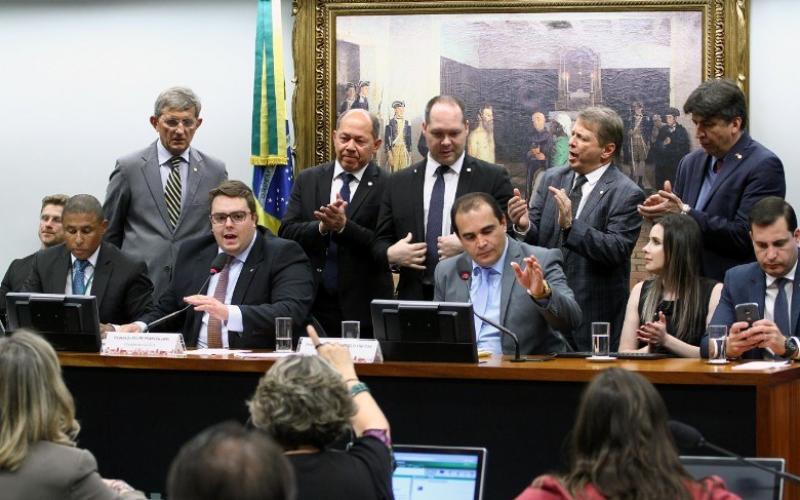 Relator da reforma da Previdência na CCJ, dep. Delegado Marcelo Freitas (PSL - MG), ao centro, alegou conformidade com a Constituição para admitir que matéria seja apreciada pelo Congresso Foto: Vinicius Loures/Câmara dos Deputados