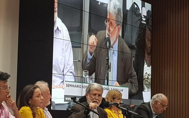 O ex-chanceler Celso Amorim durante o seminário que marcou o lançamento da Frente Nacional Mista em Defesa da Soberania Nacional. Foto: Twitter/Reconta Aí
