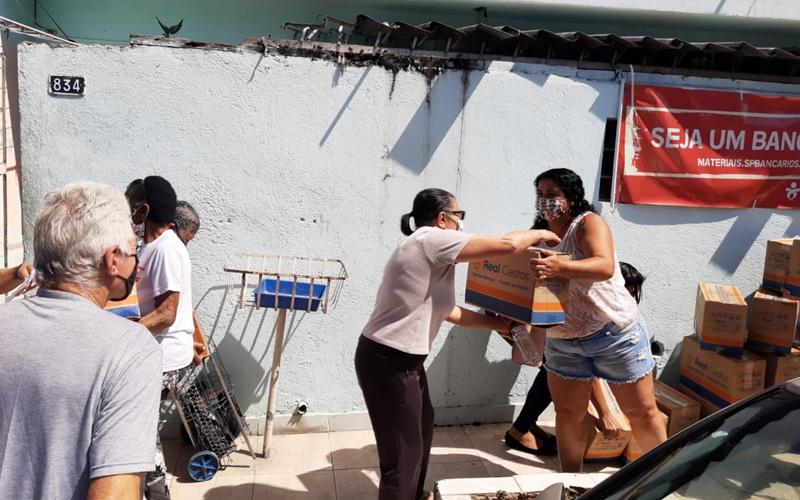 Distribuição de cestas básicas doadas por bancários, no Jardim Orion, zona Sul de São Paulo Distribuição de cestas básicas doadas por bancários, no Jardim Orion, zona Sul de São Paulo