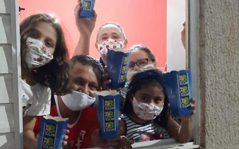 Famílias da janela de suas casas assistem à exibição do CineB Solar com isolamento social necessário devido à pandemia Foto: CineB Solar