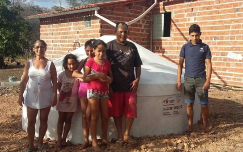 Para construir cada unidade, o Comitê Betinho investe R$ 2 mil e cada uma beneficia uma família por até 8 meses no período da seca Foto: Divulgação/Comitê Betinho