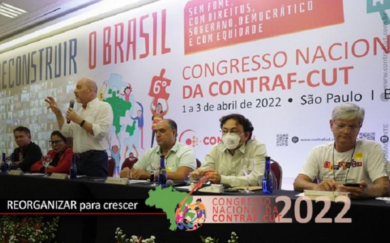 Clemente Ganz Lúcio (de pé) e Fausto Augusto Júnior (de máscara) no 6º Congresso da Contraf-CUT Clemente Ganz Lúcio e Fausto Augusto Júnior no 6º Congresso da Contraf-CUT