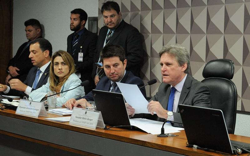 Relator Jerônimo Goergen (ao centro) criou "regime de contratação anticrise" que desrespeita CLT e acordos coletivos Foto: Roque de Sá/Agência Senado