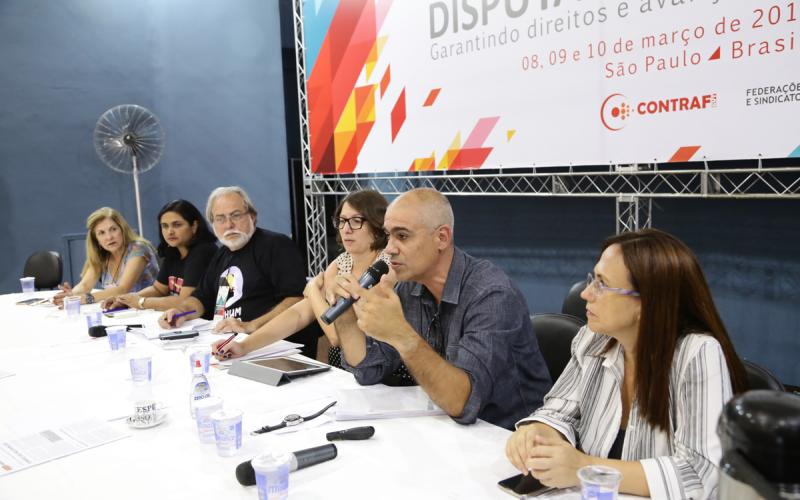 O professor Moisés Marques traçou considerações sobre a política atual pelo mundo Foto: Jailton Garcia / Contraf-CUT