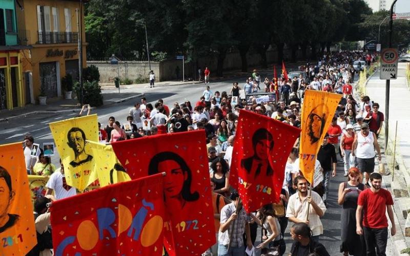 Já tradicional na cidade de São Paulo, grupo une arte, música, humor e militância política Foto: Reprodução Facebook / Cordão da Mentira