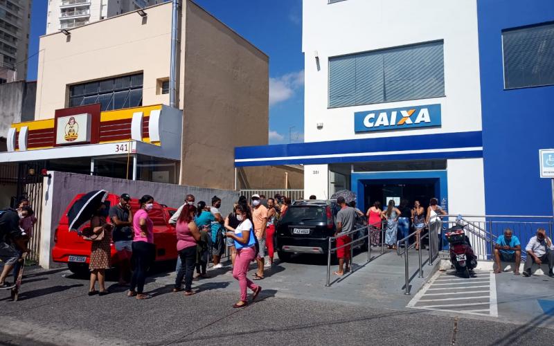 Fila em frente a agência da Caixa gerada pelos saques do auxílio emergencial Foto: Seeb/SP
