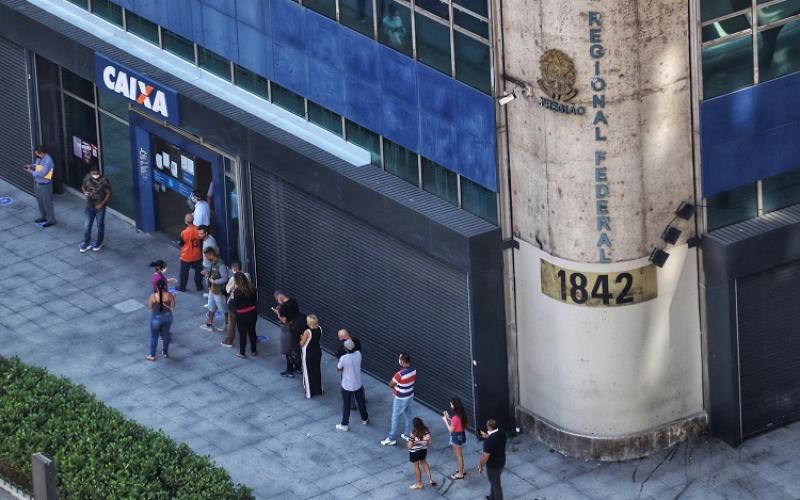 Fila na Caixa Econômica Federal da Av. Paulista, em São Paulo (SP), na manhã de 29 de abril de 2020 Foto: Roberto Parizotti/Fotos Públicas