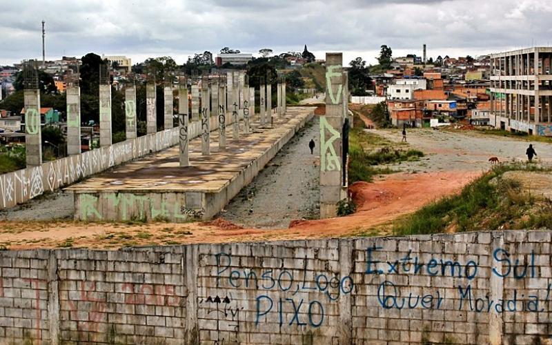 Estrutura da futura estação Varginha, com plataforma central, está totalmente abandonada Foto: Mauro Scarpinatti