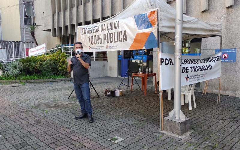 "Vamos continuar mobilizados, cobrando respeito à vida”, diz o dirigente Danilo Perez Dirigente Danilo Perez discursa em frente à SR Norte da Caixa