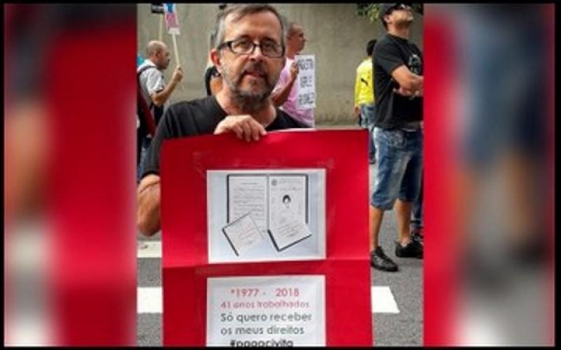 Demitido da Editora Abril, que sofreu calote em indenização, exibe carteira de trabalho com 41 anos de trabalho à empresa Foto: Reprodução Facebook