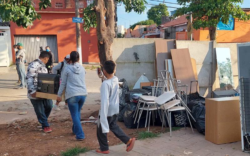 São mais de 240 famílias na rua, o que dá mais de mil pessoas. E tem muitas crianças aqui também, mulheres, idosos, pessoas doentes e em situação muito precária sendo colocadas na rua", descreve Dito BarbosaBenedito Barbosa/Divulgação