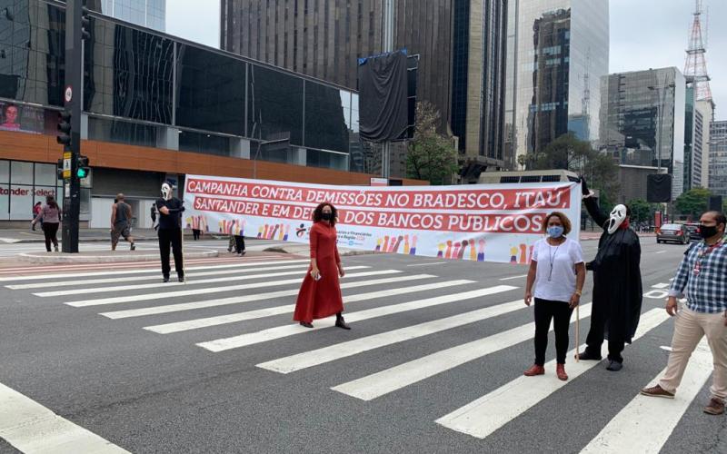 Sindicato ocupou a Av. Paulista com faixas que denunciavam as demissões promovidas pelos setor mais lucrativo do país Foto: Seeb-SP