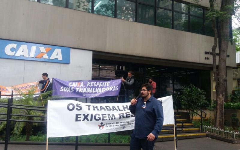 Dirigente Dionísio Reis protesta, em ato na Gipes, contra retaliação à greve geral do dia 28, Foto: Seeb-SP