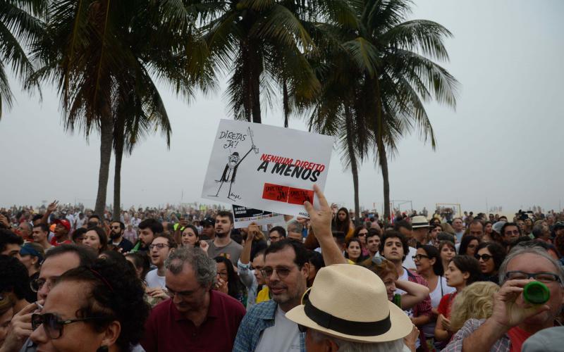 Mais de 100 mil foram à praia em dia de chuva pelas diretas Foto: Mídia Ninja