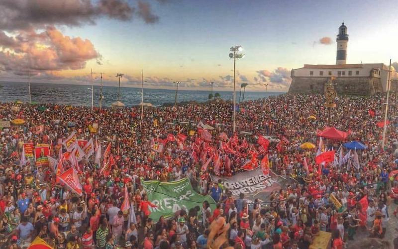 Bahia Pelas Diretas lotou o Farol da Barra, em Salvador Foto: Mídia Lampião