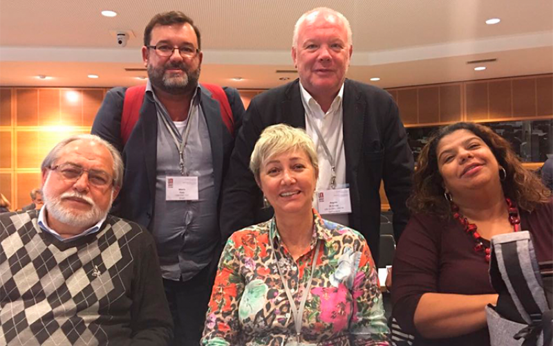 Betão, Rita, Ivone (sentados), Mario Raia e Angelo di Cristo, chefe da UNI Finanças (em pé): na defesa dos direitos e empregos diante dos desafios da economia digital Foto: Seeb-SP