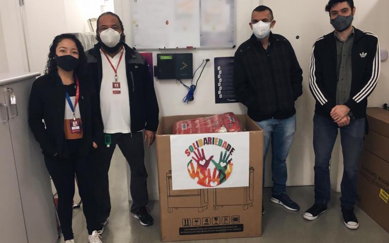 Foto: Seeb/SP Dirigente do Sindicato recolhem as doações de bancários de agência do Bradesco para a campanha Bancário Solidário