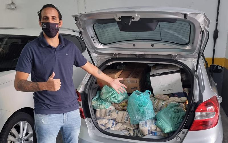 O dirigente sindical Thiago Lopes ao lado das doações dos bancários do Bradesco O dirigente sindical Thiago Lopes ao lado das doações dos bancários do Bradesco