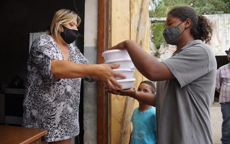 Doações de marmitas em Curitiba Foto: Giorgia Prates (Brasil de Fato/Paraná-9/Fotos Públicas)