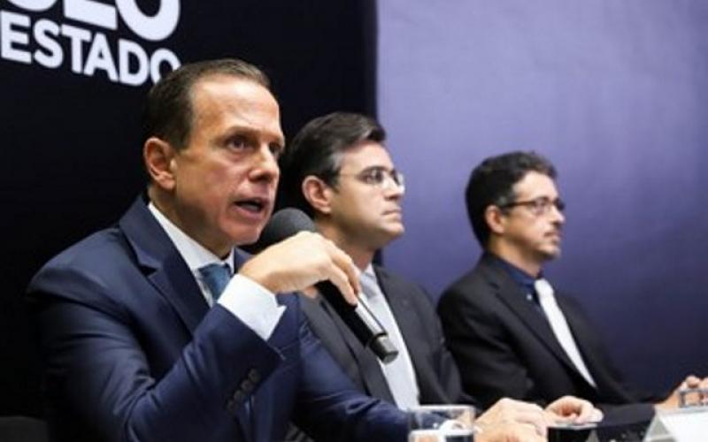 Doria (com o secretário da Cultura mais à direita) garantiu que projeto social será mantido Foto: GOVERNO DO ESTADO DE SÃO PAULO