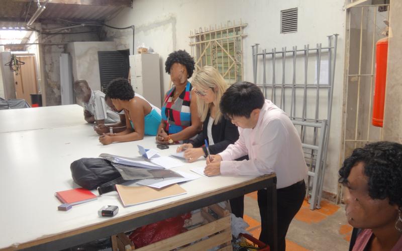 Fiscalização do Ministério do Trabalho encontra, no centro de São Paulo, grupo de 12 haitianos trabalhando de forma degradante em oficina de costura que prestava serviço a atacadista Foto: Ministério do Trabalho