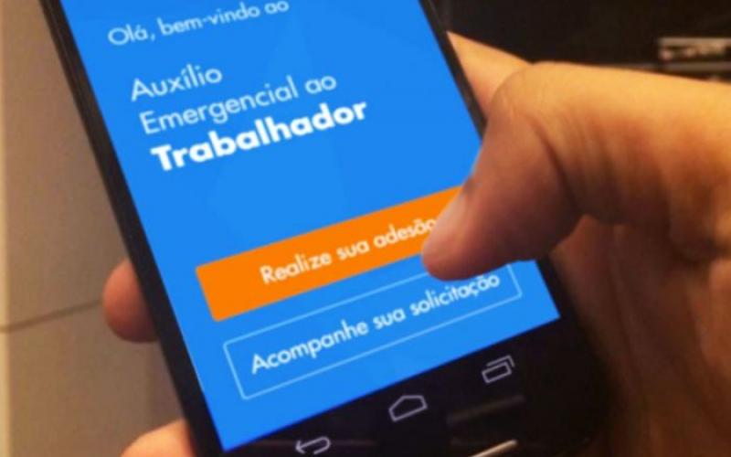 Apenas correntistas da Caixa e do BB que não recebem Bolsa Família puderam sacar o auxílio até agora Imagem: Marcello Casal Jr/Agência Brasil