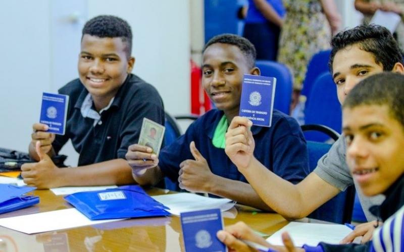 Além de receber os menores salários, os mais jovens também apresentam queda na remuneração em 0,5% Foto: Bruno Itan / Riosolidário