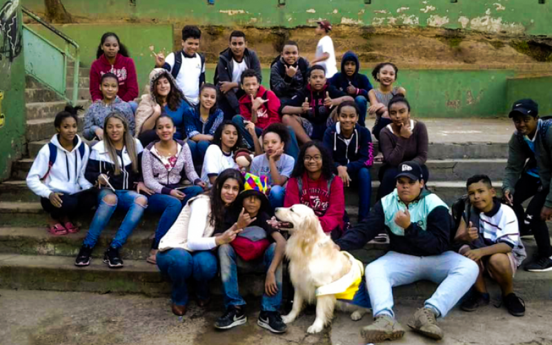 Na escola da prefeitura, a professora Andréa construiu um projeto de terapia com seu cachorro, o Gael, em que visita diversas escolas públicas Foto: Reprodução