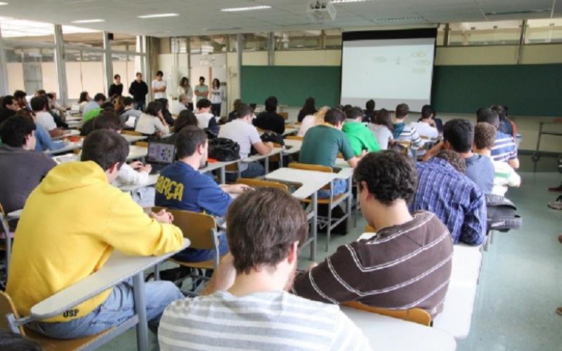 Programa que só em 2014 atendeu mais de 700 mil estudantes será reduzido a menos de 100 mil beneficiados Foto: EBC