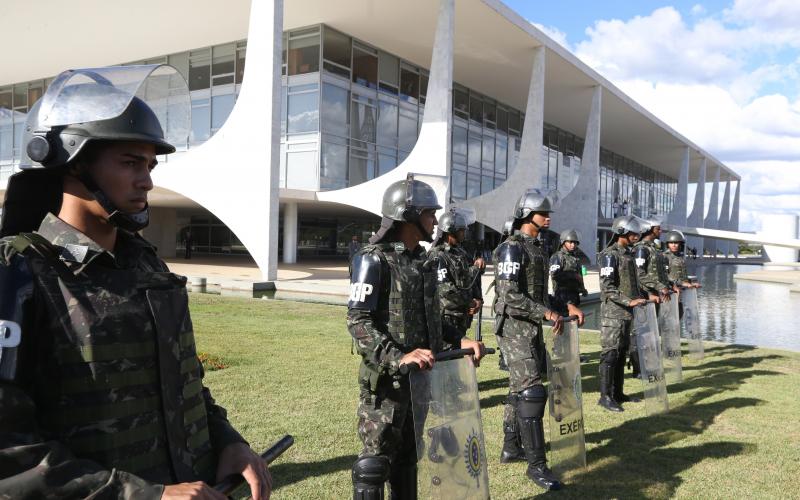 Exército formado em frente ao Palácio do Planalto a pedido de Temer Foto: Valter Campanato / Agência Brasil