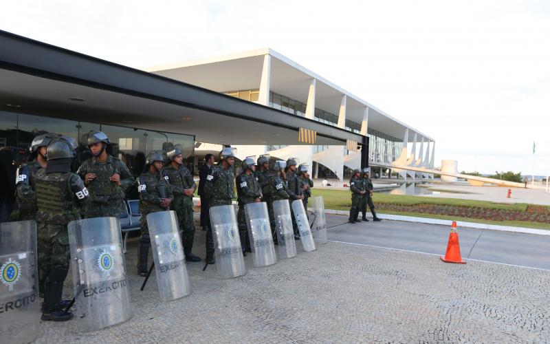 Exército formado ao lado do Palácio do Planalto, na quinta 18 Foto: Valter Campanato / Agência Brasil