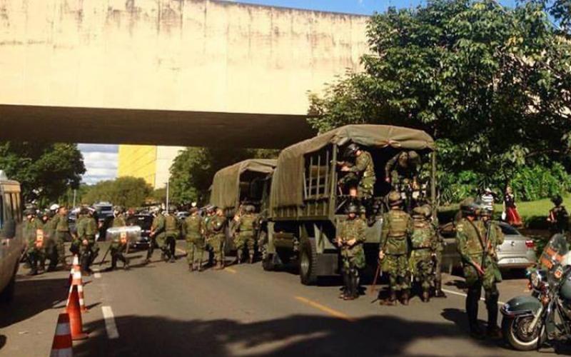 Exército nas ruas de Brasília a pedido do cambaleante Michel Temer Foto: Mídia Ninja