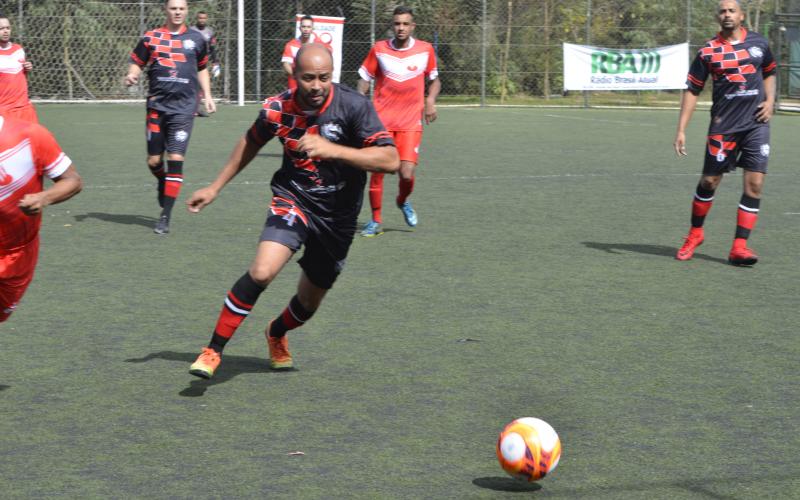 Expresso de Taipas (uniforme preto) jogou contra Cruzeiro Elíseos na final da Copa Society de em Osasco, no início deste ano Foto: Anju