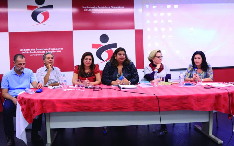 Ana Tércia, ao microfone, no lançamento de seu livro pela Faculdade 28A. Na mesa, da esquerda para a direita, André Accorsi, Iram Jácome Rodrigues, Neiva Ribeiro (secretária-geral do Sindicato), Ivone Silva (presidenta do Sindicato) e Liliana Segnini Foto: anju