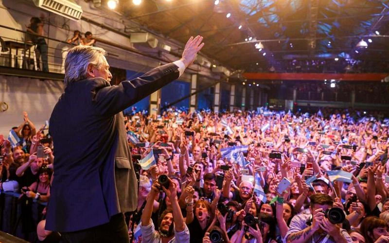 Alberto Fernández, em discurso da vitória no primeiro turno na Argentina: lembranças de Néstor Kirchner, alerta de dificuldades, e prioridade à saúde e educação públicas Foto: @AHORAPODEMOS/TWITTER