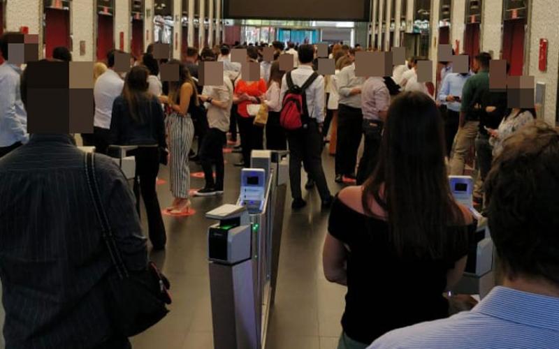 Foto enviada por bancária mostra longas filas na entrada da Torre Santander nesta segunda-feira 10 Foto: Seeb-SP