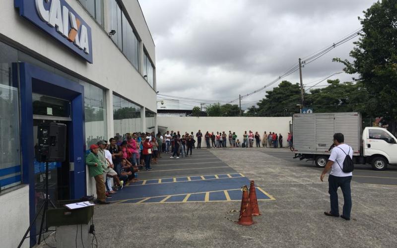 Empregados alocados em agências da SR Santo Amaro sofrem com sobrecarga de trabalho. Na foto, fila na agência Capão Redondo Foto: Seeb-SP