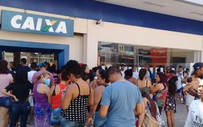 Sem agendamento por telefone, clientes e usuários se aglomeram em frente ás agências da Caixa Foto: Seeb-SP