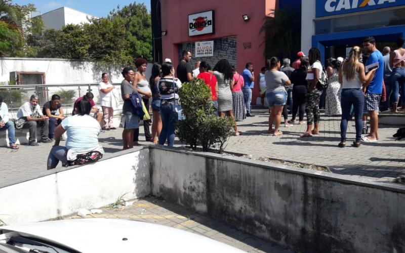 Longas filas nas agências da Caixa eram rotina quando o auxílio-emergencial estava sendo pago Foto: Seeb-SP