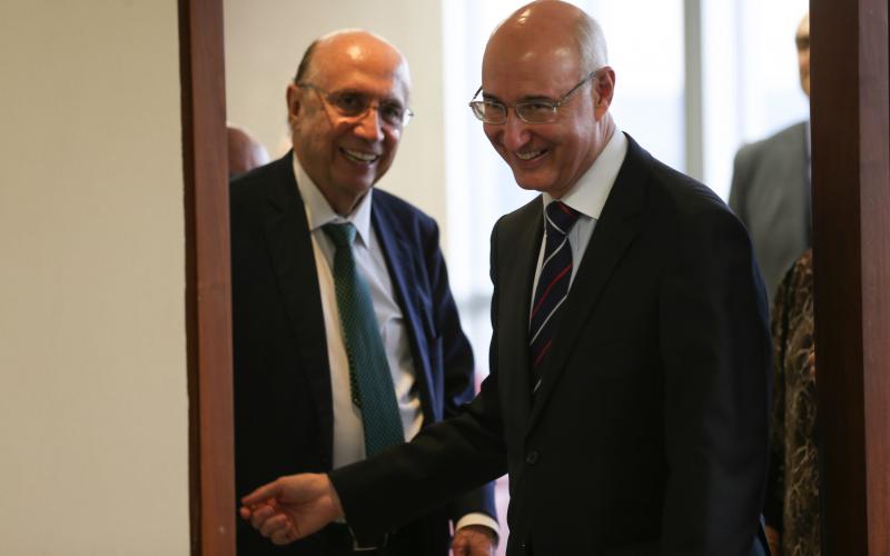 Ives Gandra (à dir.) com ministro de Temer, Henrique Meirelles; Gandra tenta validar reforma que prejudica trabalhadores Foto: Fabio Rodrigues Pozzebom/ Agência Brasil