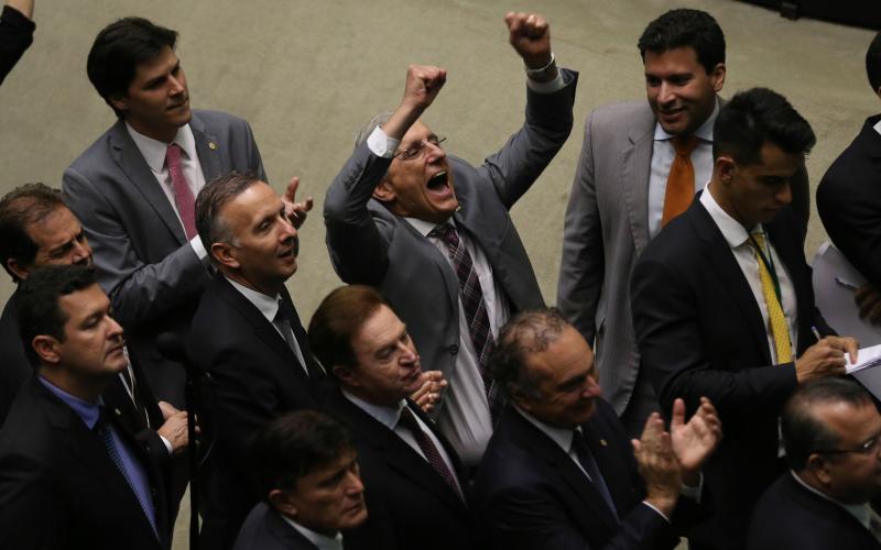 Deputados comemoram aprovação de requerimento de urgência para reforma trabalhista Foto: Fabio Rodrigues Pozzebom/Agência Brasil