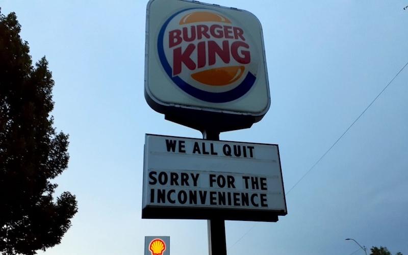 Reprodução/Facebook/Rachel Flores Funcionários de uma unidade do Burger King na cidade de Lincoln, em Nebraska, pediram demissão em massa e divulgaram a decisão no letreiro da rede de fast food.