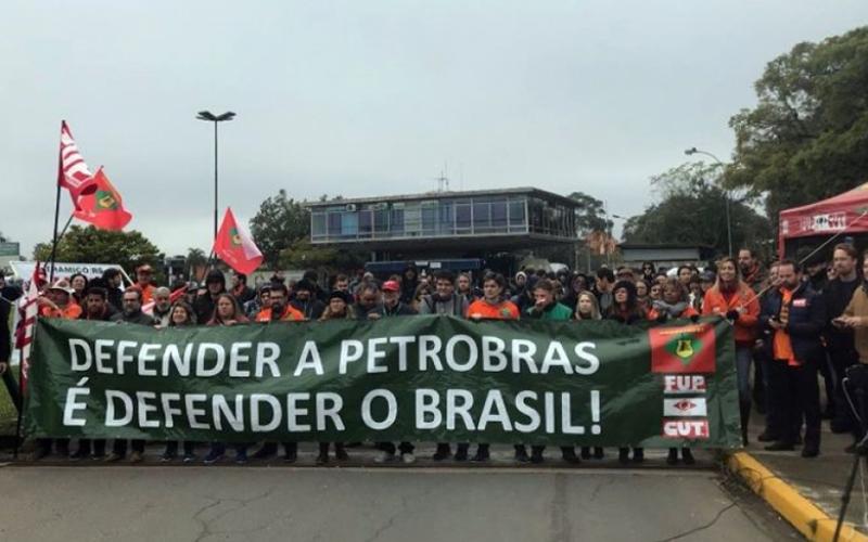 Trabalhadores da Petrobras chamam a atenção para o que chamam de entrega das riquezas do país, com avanço da privatização FUP