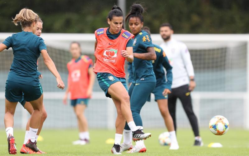 Itaú patrocina o futebol feminino, mas funcionárias não podem assistir aos jogos Foto: Assessoria / CBF