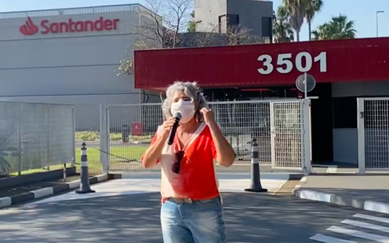 Diretora do Sindicato Vera Marchioni dialoga com trabalhadores em frente ao Geração Digital Diretora do Sindicato Vera Marchioni dialoga com trabalhadores em frente ao Geração Digital
